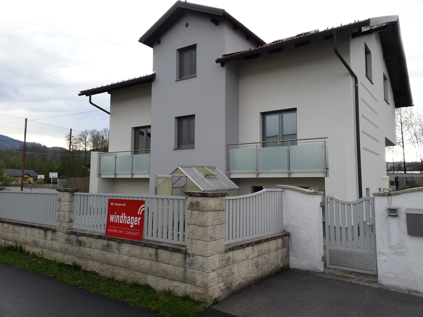 Stekleni balkon z ograjami